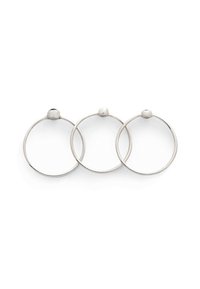 Tre sølvfarvede metalringe, cirkulær form, glat tekstur, hver med en lille rund accent foroven, anbragt side om side.