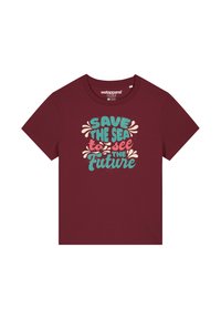 Bordeaux katoenen t-shirt met een grafische print met de tekst "Red de Zee om de Toekomst te Zien" in turquoise en roze, aangevuld met spetters.