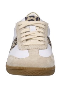 Weiße Sneaker mit beigem Wildleder und Akzenten im Leopardenmuster, flachen Schnürsenkeln, Gummisohle und runder Zehenpartie. Verfügt über ein strukturiertes Obermaterial und eine glatte Oberfläche.