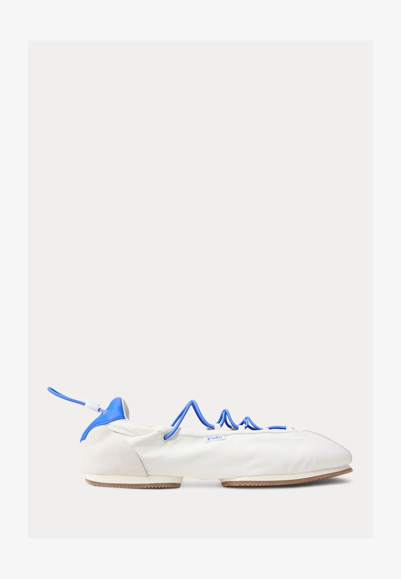 Bailarina blanca con lengüeta azul en el talón, cordones azules pasados por ojales laterales y suela plana color canela, vista desde el lado exterior.