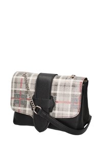 Borsa a mano in pelle nera con pattina a motivo scozzese in bianco, grigio e rosso. Dotata di tracolla a catena e chiusura magnetica. Superficie texturizzata.