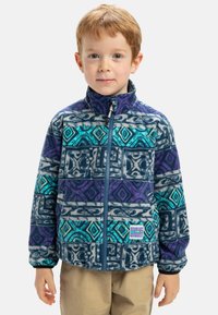 Veste en polaire avec des motifs géométriques en bleu, violet et turquoise. Fermeture éclair sur toute la longueur, col montant et poignets élastiques. Étiquette avec logo sur la poitrine.