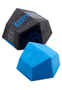 Des shampoings solides en barres de couleurs bleue et noire. La barre bleue est angulaire avec une surface texturée, tandis que la barre noire a une finition lisse.
