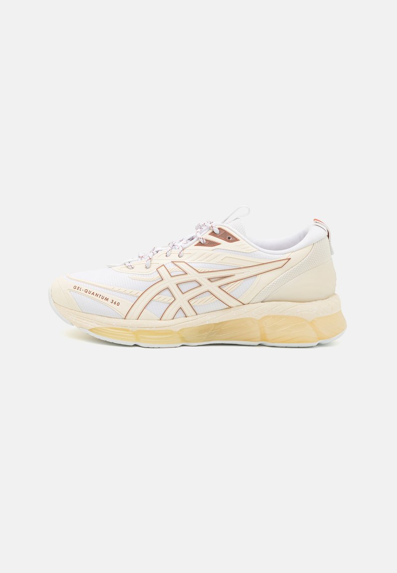 Weißer Laufschuh mit strukturiertem Obermaterial, beigen Akzenten und einer dicken, gepolsterten Sohle. Verfügt über Schnürsenkel und ein auffälliges Markenlogo.