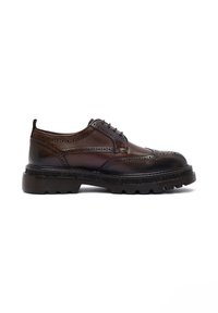 Zapato de vestir de cuero marrón con diseño de punta de alas, detalles perforados y una suela de goma negra robusta. Presenta cinco ojetes para los cordones.
