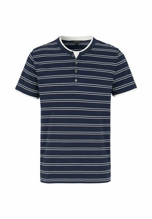 Marineblaues Henley-Shirt mit kurzen Ärmeln, weißen horizontalen Streifen und einer dreiknöpfigen Knopfleiste auf weißem Hintergrund.