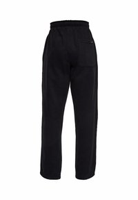 Pantalon décontracté noir avec ceinture élastique et une poche arrière unique du côté droit, présenté sur un fond blanc.