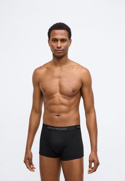 Μαύρα βαμβακερά μποξεράκια με ελαστική μέση που φέρει το λογότυπο Emporio Armani. Λείο υλικό και εφαρμοστό σχέδιο.