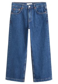 Jeans de mezclilla azul de pierna ancha con una cintura alta, costuras naranjas, cinco bolsillos y un cierre clásico de botón. Presenta un tejido suave y texturizado.