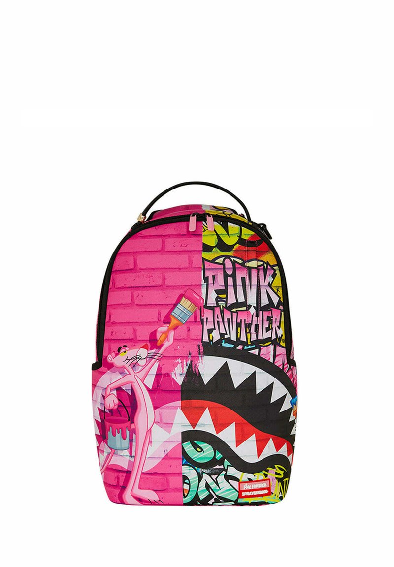 Zaino alla moda di colore rosa, con un design grafico che presenta la Pantera Rosa, un pennello e motivi audaci. Dettagli neri e cerniera.