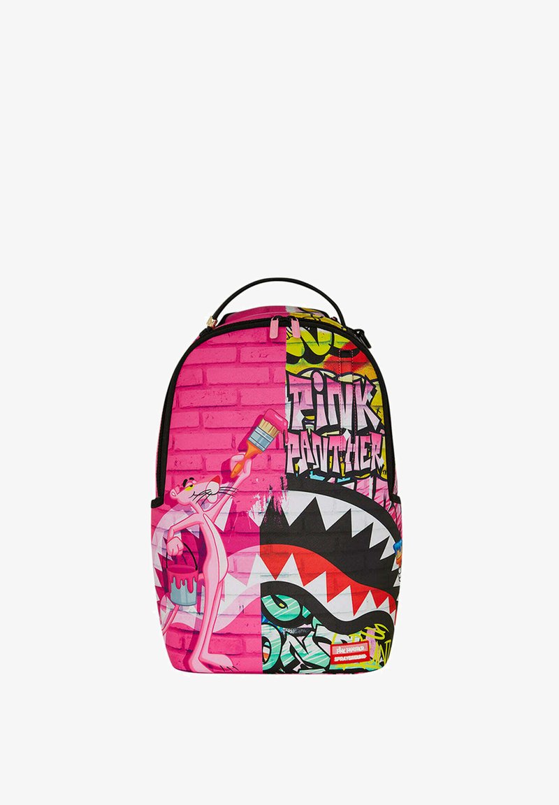 Zaino alla moda di colore rosa, con un design grafico che presenta la Pantera Rosa, un pennello e motivi audaci. Dettagli neri e cerniera.