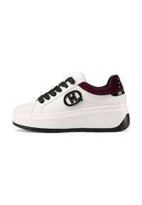 Sneaker bianca in pelle con lacci neri, suola piatta e dettagli in velluto borgogna sul tallone. Presenta un logo decorativo sul lato.