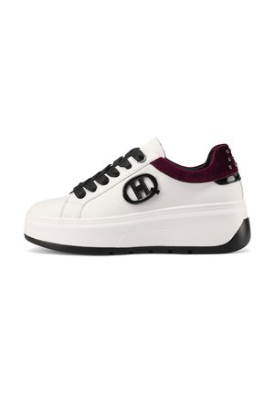 Sneaker bianca in pelle con lacci neri, suola piatta e dettagli in velluto borgogna sul tallone. Presenta un logo decorativo sul lato.