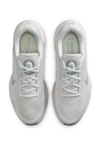 Zapatillas de running Nike de color gris claro con parte superior de punto texturizado, cordones blancos, un cuello acolchado y una suela acolchada de color rosa suave.