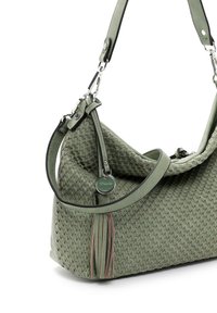 Zielona torebka z plecionki skórzanej o gładkiej fakturze, zaokrąglonym kształcie, odczepianym pasku na ramię oraz dekoracyjnym detalem w postaci frędzla. Srebrne akcenty metalowe.