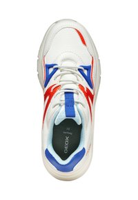Sneaker bianca con accenti rossi e blu, upper in tessuto testurizzato, punta rotonda, linguetta imbottita e interni ammortizzati. Marchio Geox visibile all'interno.
