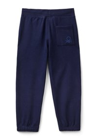 Granatowe dresy z teksturowanym wykończeniem, elastycznym paskiem w talii, zwężanymi mankietami i tylną kieszenią z dyskretnym logo w tym samym kolorze.