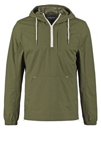 Oliwkowa bluza z kapturem z białym pół suwakiem, przednią kieszenią na suwak, kieszenią na piersi i białymi sznurkami.