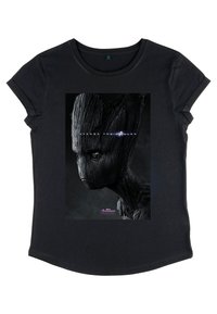 Schwarzes T-Shirt mit kurzen Ärmeln, das einen strukturierten Druck eines Charakters mit holzähnlichen Merkmalen zeigt, und dem Text "Avengers: The Fallen" darunter.