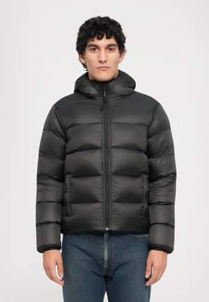 Gesteppt schwarze Pufferjacke mit Reißverschluss und Kapuze, ausgestattet mit horizontalen Steppnähten und elastischen Bündchen für einen enganliegenden Sitz.