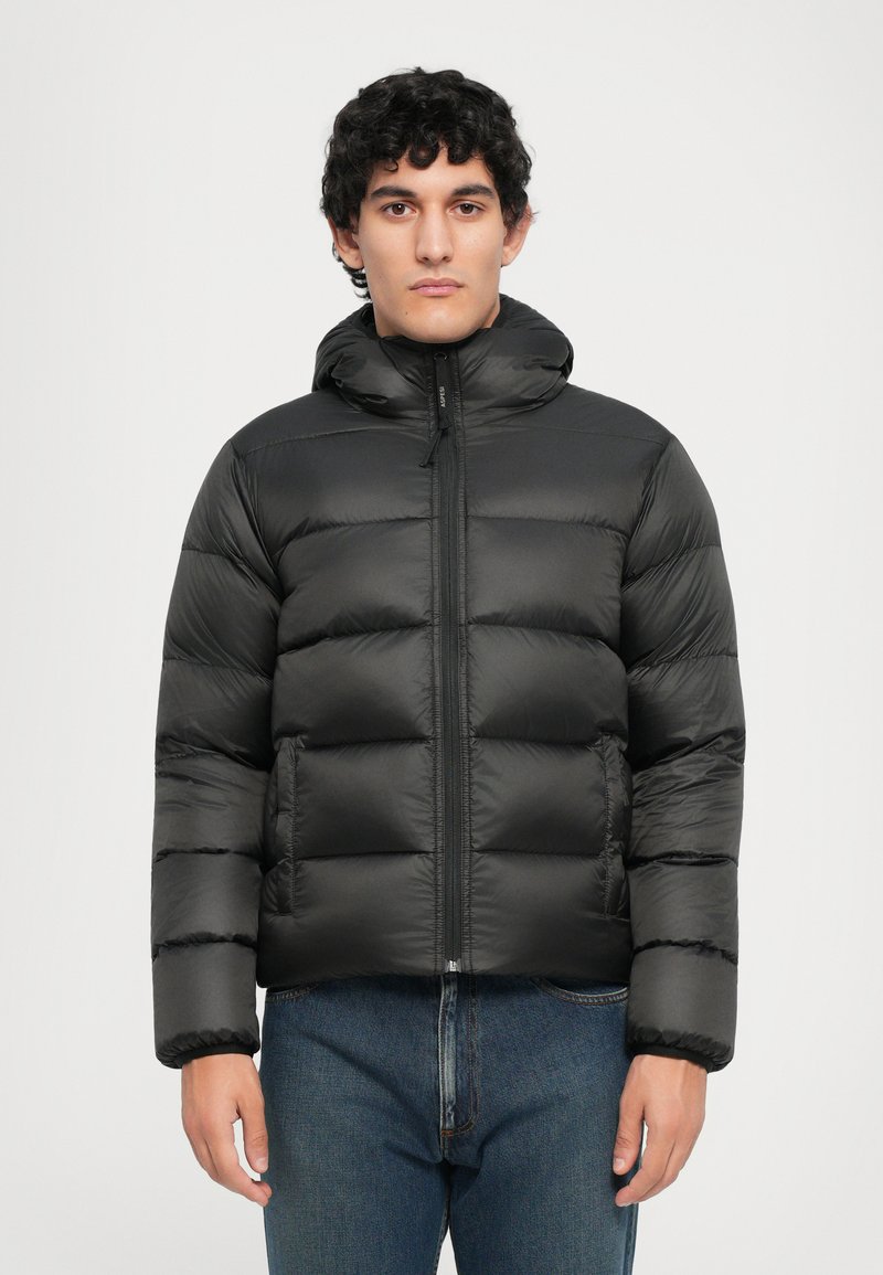 Gesteppt schwarze Pufferjacke mit Reißverschluss und Kapuze, ausgestattet mit horizontalen Steppnähten und elastischen Bündchen für einen enganliegenden Sitz.