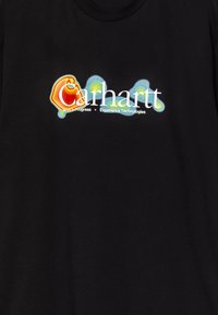 Czarny t-shirt z kolorową grafiką słowa „Carhartt” z świecącymi krawędziami oraz dodatkowym tekstem poniżej w bieli i kolorowych akcentach.