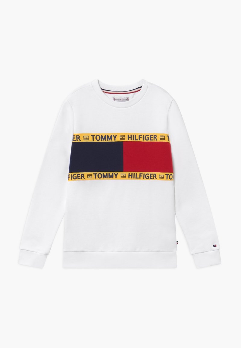 Sweatshirt blanc avec un col rond, présentant une bande horizontale avec des accents bleu marine, rouge et jaune affichant la marque "TOMMY HILFIGER".