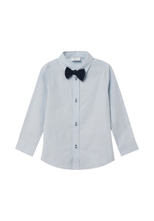 Jasnoniebieska koszula z długim rękawem, z klapami, z czarnym muszką, z zapięciem na guziki z przodu i ciemnymi guzikami, wykonana z gładkiego materiału.