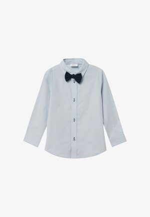 Lichtblauw overhemd met lange mouwen en een puntige kraag, voorzien van een zwarte strik, knoopsluiting aan de voorkant en donkere knopen, gemaakt van een gladde stof.