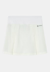 Falda atlética blanca pálida con diseño plisado, que presenta una textura suave, cintura ancha y pequeño logo "AEROREADY" en el lado.