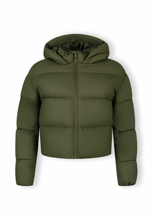 Olivgrüne, kurz geschnittene Daunenjacke mit Kapuze, die einen Reißverschluss vorne und horizontale Nähte zur Isolierung aufweist.