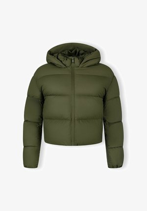 Chaqueta acolchada verde oliva recortada con capucha, que presenta un cierre frontal con cremallera y costuras horizontales para aislamiento.