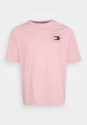 Hellrosa T-Shirt mit kurzen Ärmeln und Rundhalsausschnitt, kleinem Tommy Hilfiger Logo und Schriftzug "New York" auf der linken Brust.