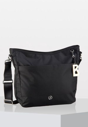Zwarte crossbodytas met verstelbare riem, voorvak en een grote witte letter "B" hanger aan de zijkant.
