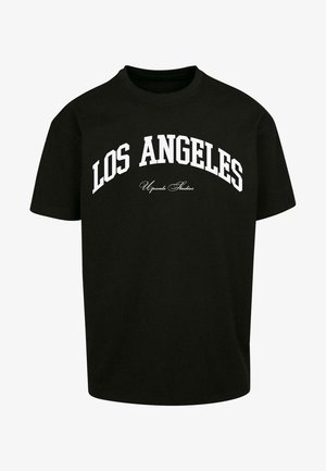 Zwart katoenen T-shirt met "LOS ANGELES" in vette witte letters en "Upscale Studios" in een kleinere, cursieve lettertype eronder.