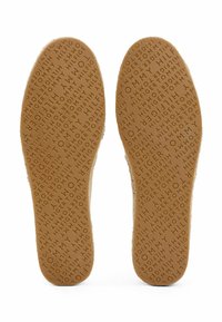Plantillas de goma de color marrón con letras de marca en relieve, con una superficie texturizada. Los bordes son lisos y ligeramente redondeados.