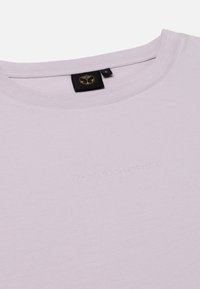 Licht lavendelkleurig T-shirt van zachte katoen, met een geribbeld ronde hals en een subtiel ingebosseld logo aan de voorkant. Het label toont maat L.