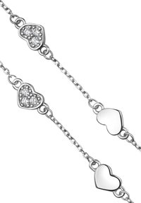 Srebrna bransoletka z łańcuszka z naprzemiennymi ogniwami w kształcie serca, z dwoma sercami ozdobionymi przezroczystymi kryształami i wypolerowanymi gładkimi powierzchniami.