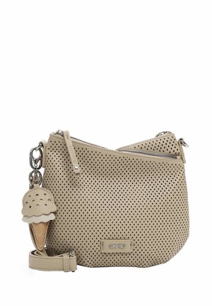 Beige leren schoudertas met perforaties, ritsluiting, afneembare schouderband en een charm in de vorm van een ijsje bevestigd aan een metalen clip.