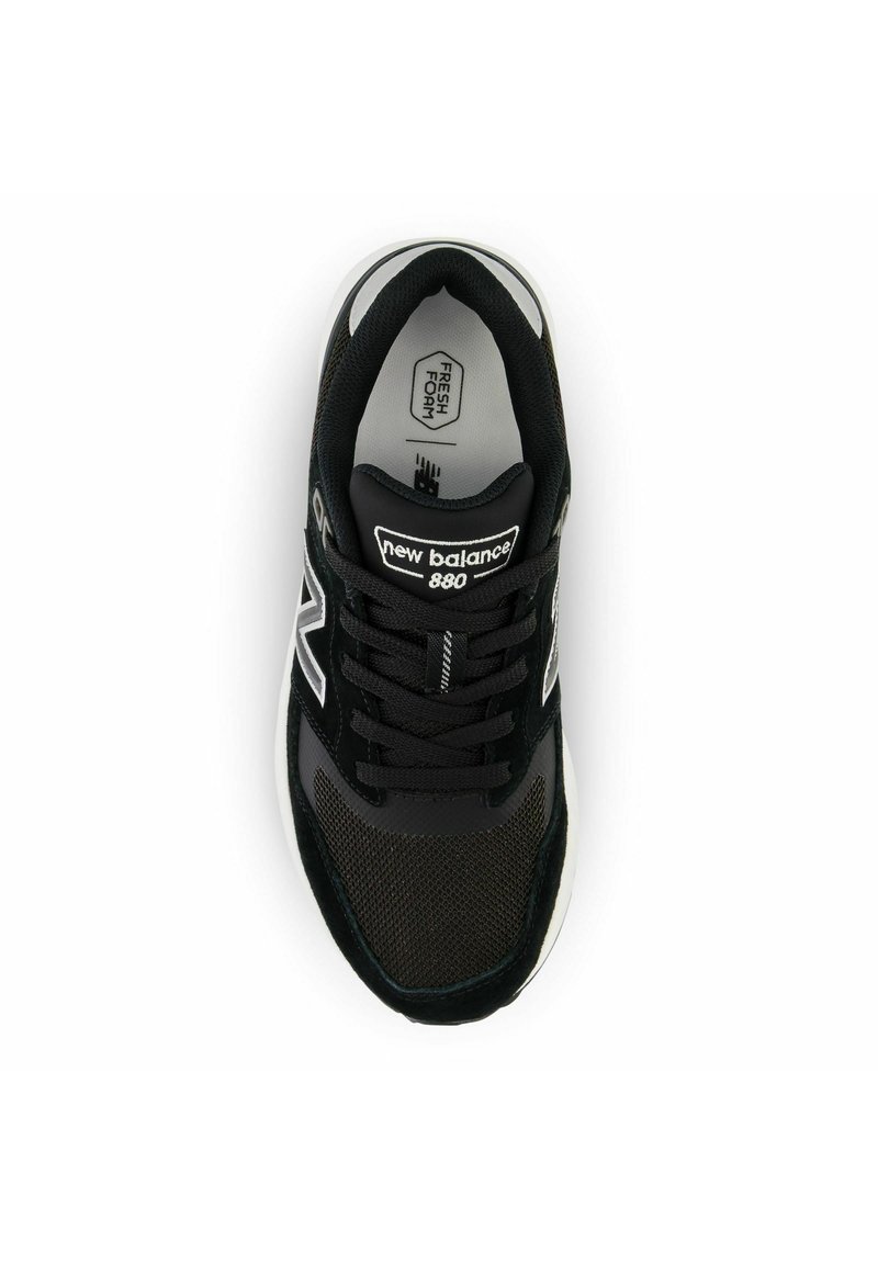Baskets de sport noires avec tige en mesh, accents en daim et logo "New Balance" blanc. Comprend des lacets, un col rembourré et un amorti Fresh Foam.