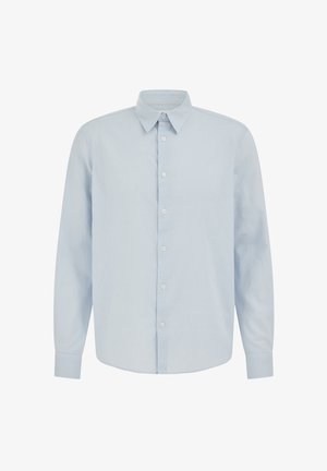Jasnoniebieska koszula na guziki z długim rękawem, z ostrym kołnierzykiem i zapinanymi mankietami, prezentowana na białym tle.