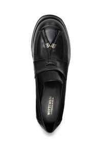 Scarpa in pelle nera con una texture liscia, caratterizzata da un accento con nappe, hardware in argento e design a punta rotonda. Nome del marchio in oro inciso all'interno.