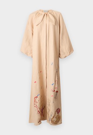 Robe longue beige avec manches bouffantes, encolure ronde froncée avec liens, et broderie multicolore de créatures marines près de l'ourlet.
