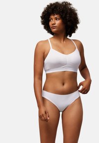 Conjunto de sujetador blanco y ropa interior a juego, hecho de tela suave. El sujetador cuenta con tirantes ajustables y detalle fruncido en el centro. Cintura lisa en las bragas.