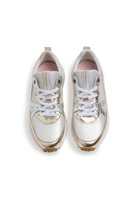 Weisse und metallisch goldene Sportschuhe mit Mesh-Akzenten, runder Zehenform, flachem Schnürdesign und gepolstertem rosa Innenleben.