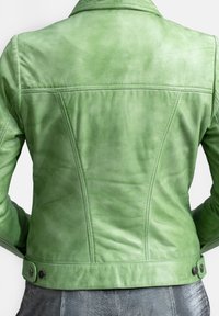 Groene leren jas met een getailleerd ontwerp, voorzien van een soepele textuur, stikseldetails en twee zwarte knoopaccenten op de taille.