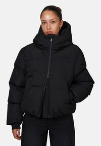 Czarna kurtka puchowa z wysokim kołnierzem i dużym kapturkiem, z zamkiem błyskawicznym z przodu, elastycznymi mankietami oraz pudełkowym krojem.