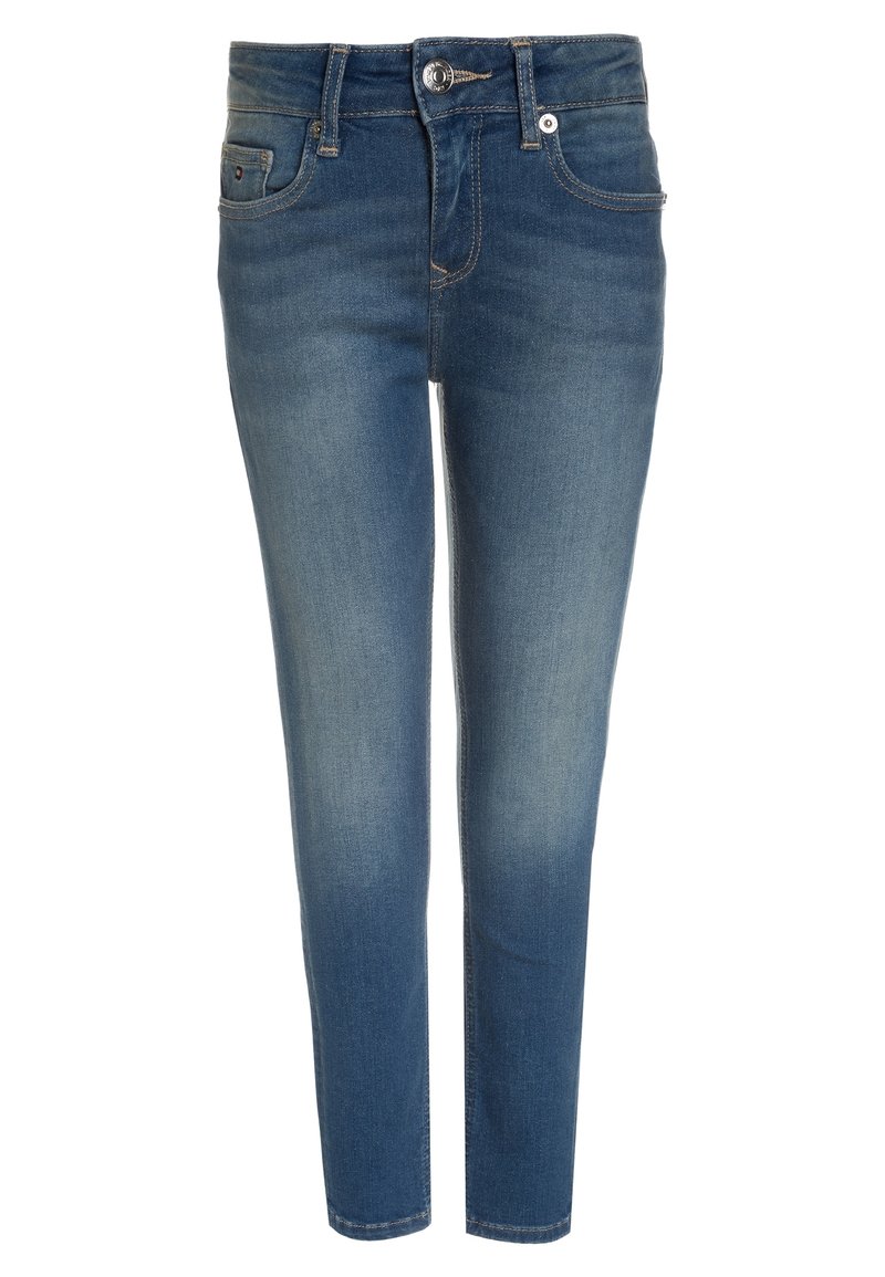 Jeans ajustados en denim azul medio con un aspecto desgastado, diseño de cinco bolsillos, cierre de cremallera y botón de metal. Textura suave.