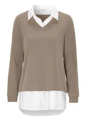 Bruine lange mouwen top met een V-hals, gelaagd over een witte blouse met kraag. Gladde textuur; ontspannen pasvorm met een afgeronde zoom en omgeslagen mouwen.