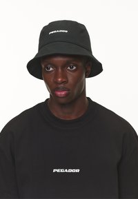Pegador LOGO BUCKET UNISEX - Klobúk - black/white